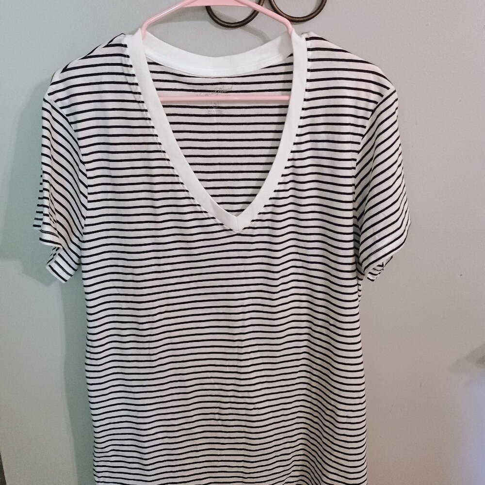 Universal Thread White with black stripes V neck extra soft short T shirt size L